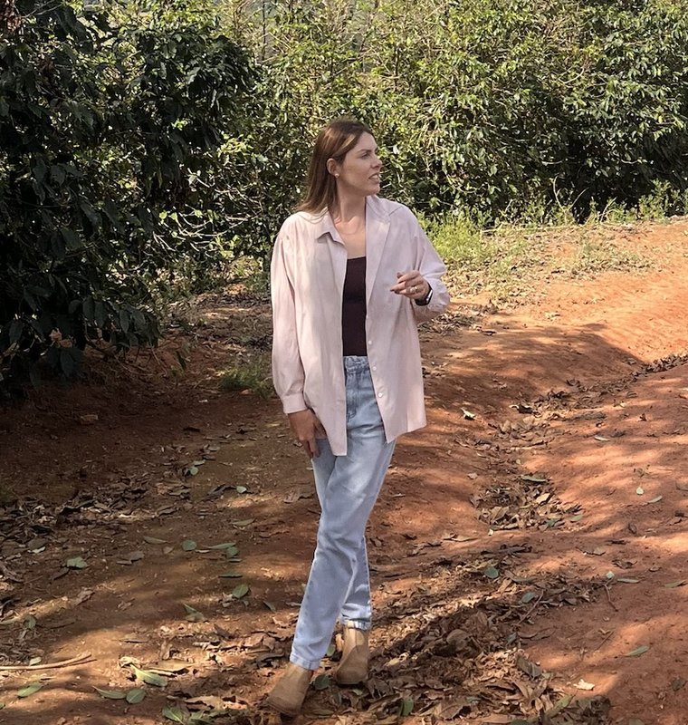 Yasmim Fernandes em vistoria técnica em lavoura no Sul de Minas